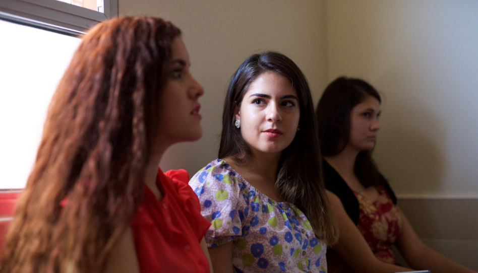 MUlheres na aula da Sociedade de Socorro.